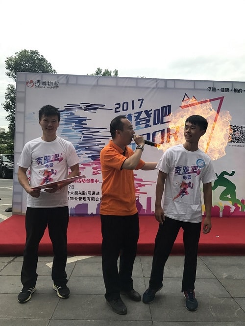 主持人采訪海藍(lán)機電員工